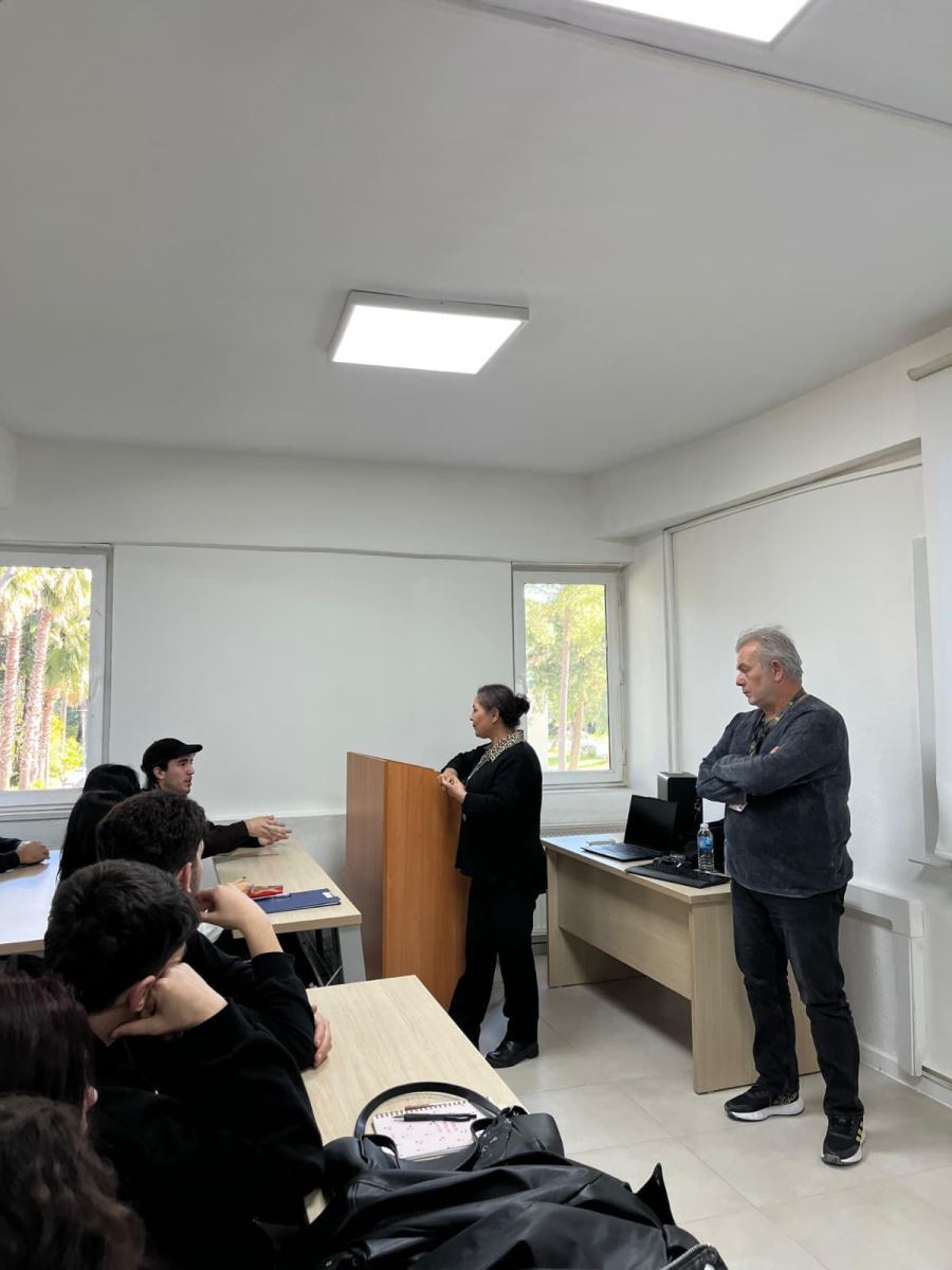 Dalaman Meslek Yüksekokulu’nda, öğrencilerin kariyer planlama süreçlerine katkı sağlamak amacıyla 9 Aralık 2025 tarihinde “Kariyer Yolculuğunda İlk Adım: CV Hazırlama ve Mülakat” başlıklı bir konferans düzenlendi. Etkinliğe, Sancak Inflight Service: Havayolu İkram Hizmeti’nden Ersin İlhan ve Fatma Dorum konuşmacı olarak katıldı. Konferansta öğrencilere etkili CV hazırlamanın temel ilkeleri, mülakatlara hazırlık süreci, işveren beklentileri ve sektörde öne çıkmanın yolları üzerine kapsamlı bilgiler aktarıldı. Ersin İlhan ve Fatma Dorum, havacılık sektöründeki deneyimlerini paylaşarak öğrencilerin iş hayatına yönelik farkındalıklarının artmasına katkı sağladı.